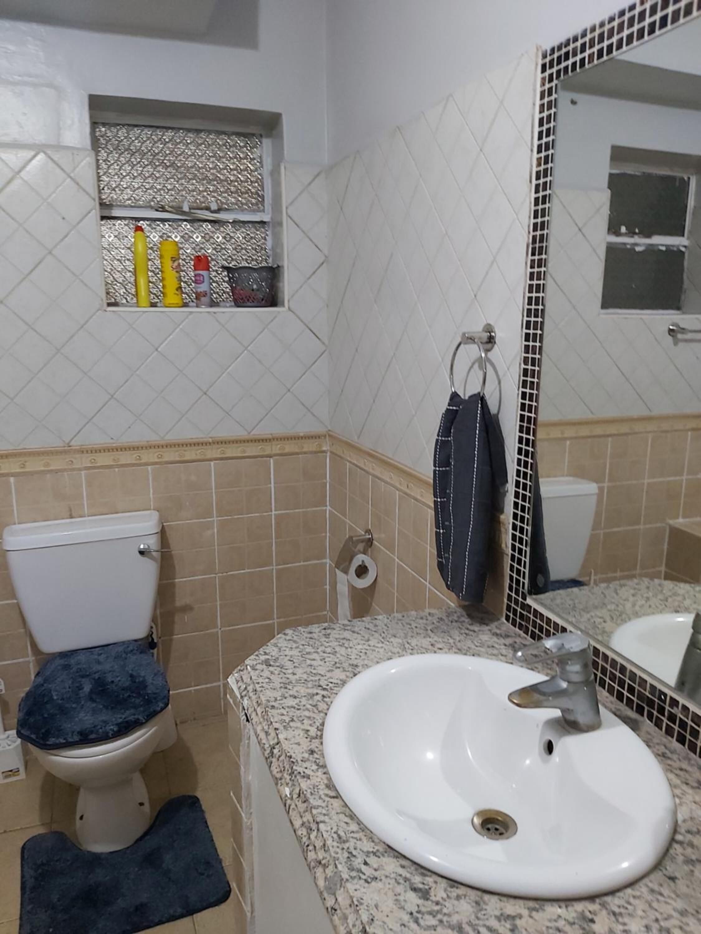 combined shower/bathtub, rainfall showerhead, free toiletries, bathrobes