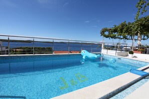 Outdoor pool - J & B Holiday House (Hvar)
