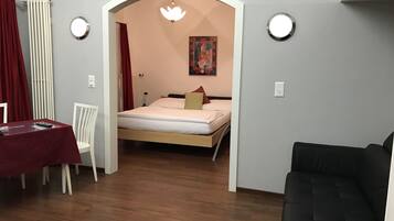 Ein Zimmer mit einem Bett, einem Tisch und einem Stuhl.