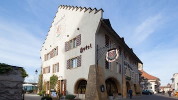 Un edificio histórico con un letrero que dice