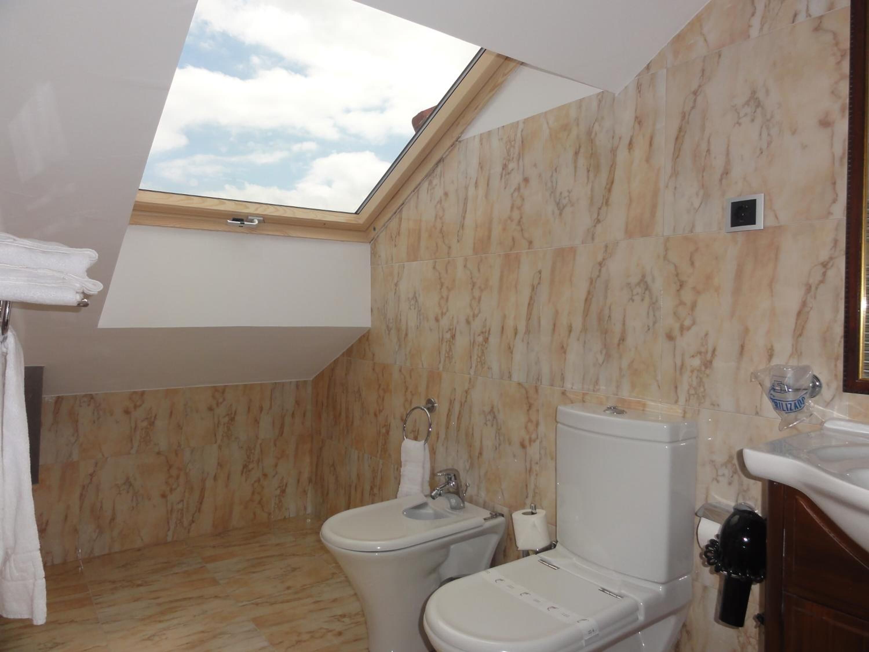 free toiletries, hair dryer