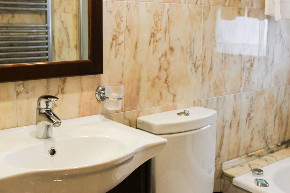 free toiletries, hair dryer