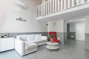 Apartamento Deluxe, cocina | Zona de estar | Televisión LCD de 40 pulgadas con canales por cable, una televisión