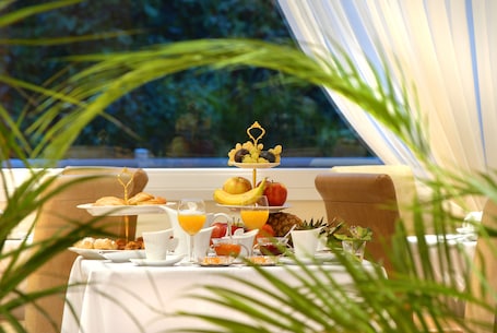 Free daily buffet breakfast
