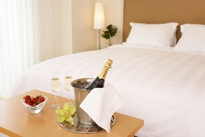 Luxury Suite, Lake View | Room service - dining - Chloe Hotel (Kastoria)