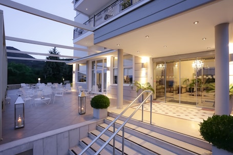 Terrasse/Patio. Chloe Hotel