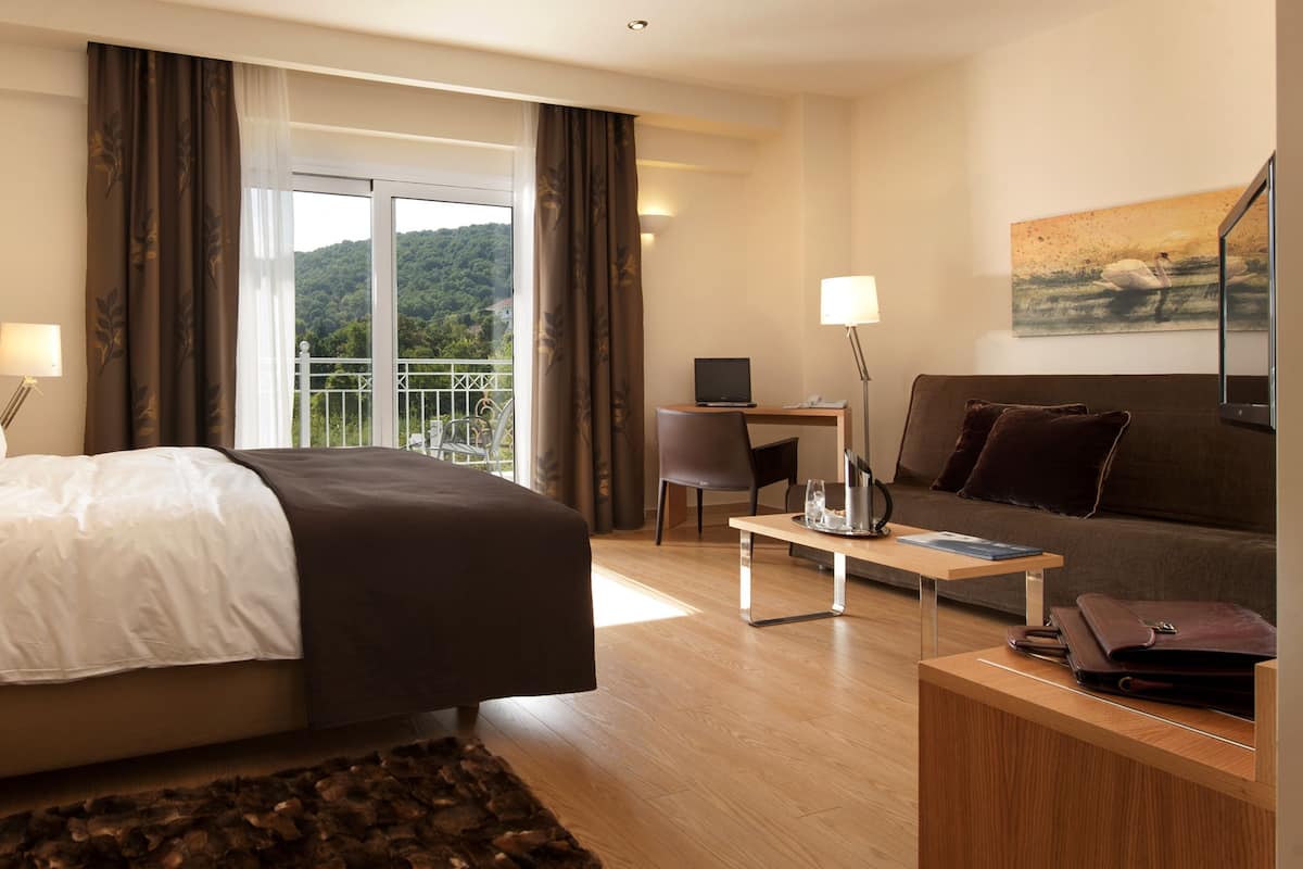 Egyptian cotton sheets, premium bedding, down comforters, minibar