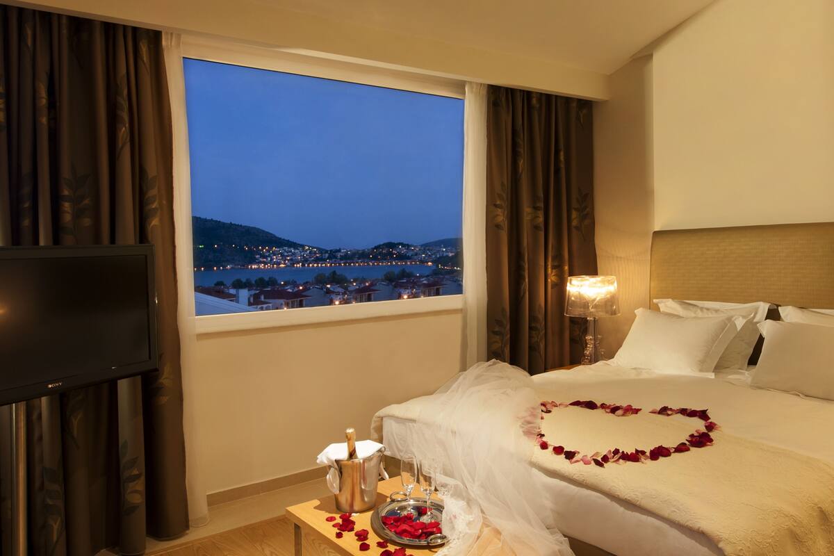 luxury suite, lake view | view from room