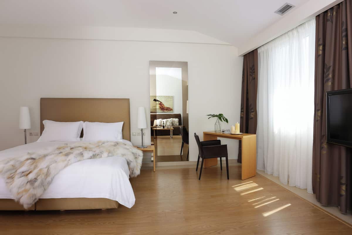 Egyptian cotton sheets, premium bedding, down comforters, minibar