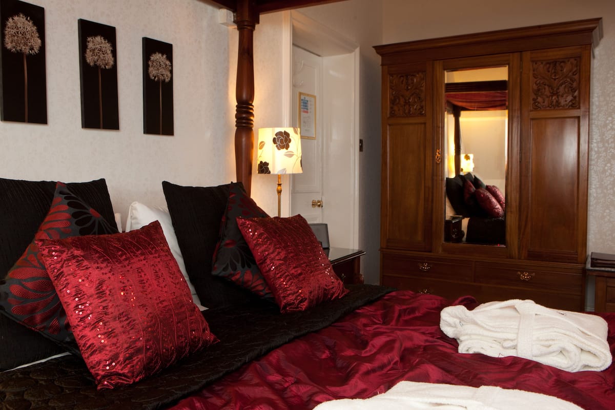Deluxe Double Room, Lake View (Four Poster Bed) | Premium bedding, individually decorated, individually furnished