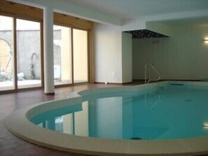 Piscina interna, funciona das 8h às 20h, espreguiçadeiras