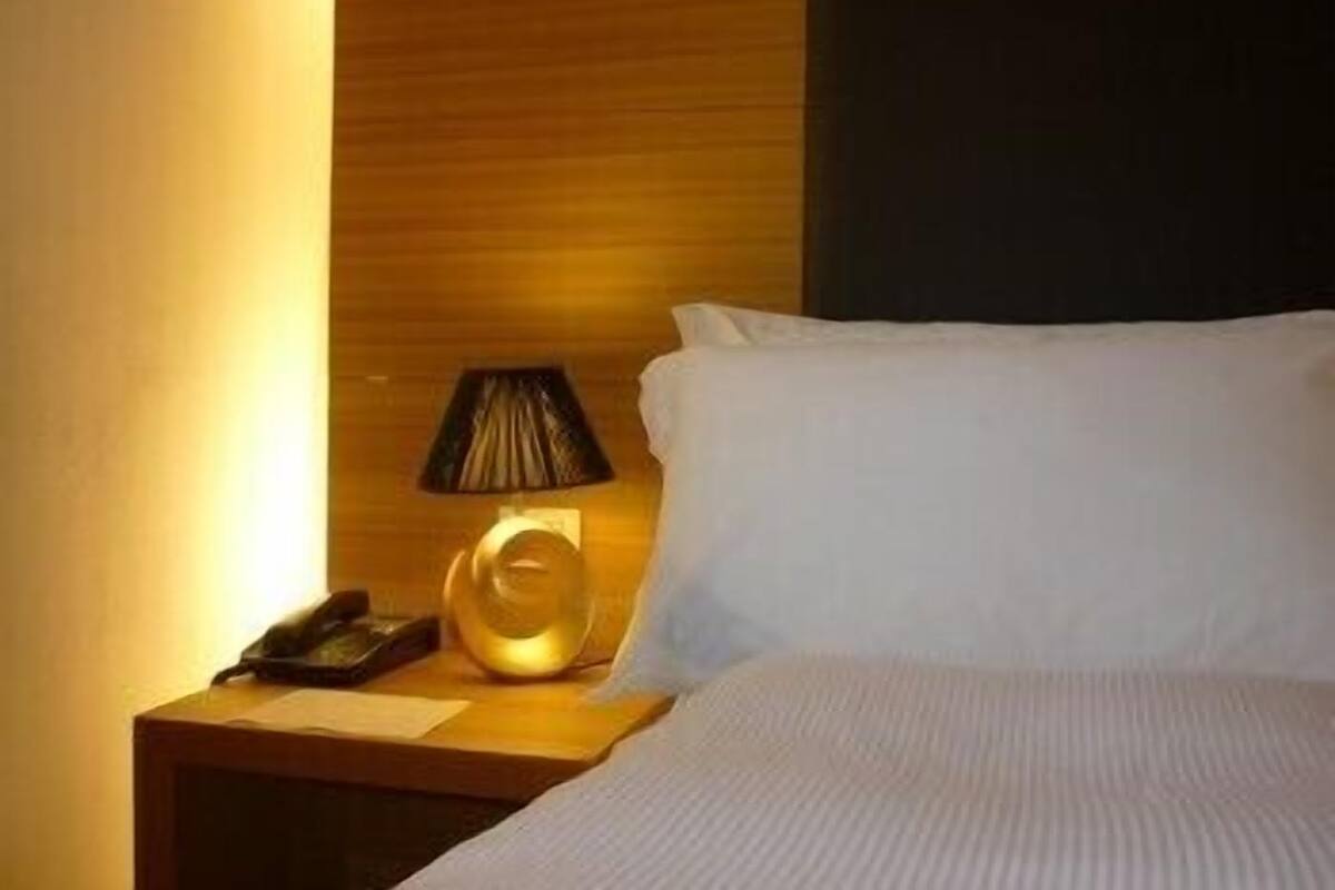Frette Italian sheets, premium bedding, down comforters, minibar