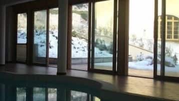 Piscina coperta, con ingresso dalle 08:00 alle 20:00, lettini