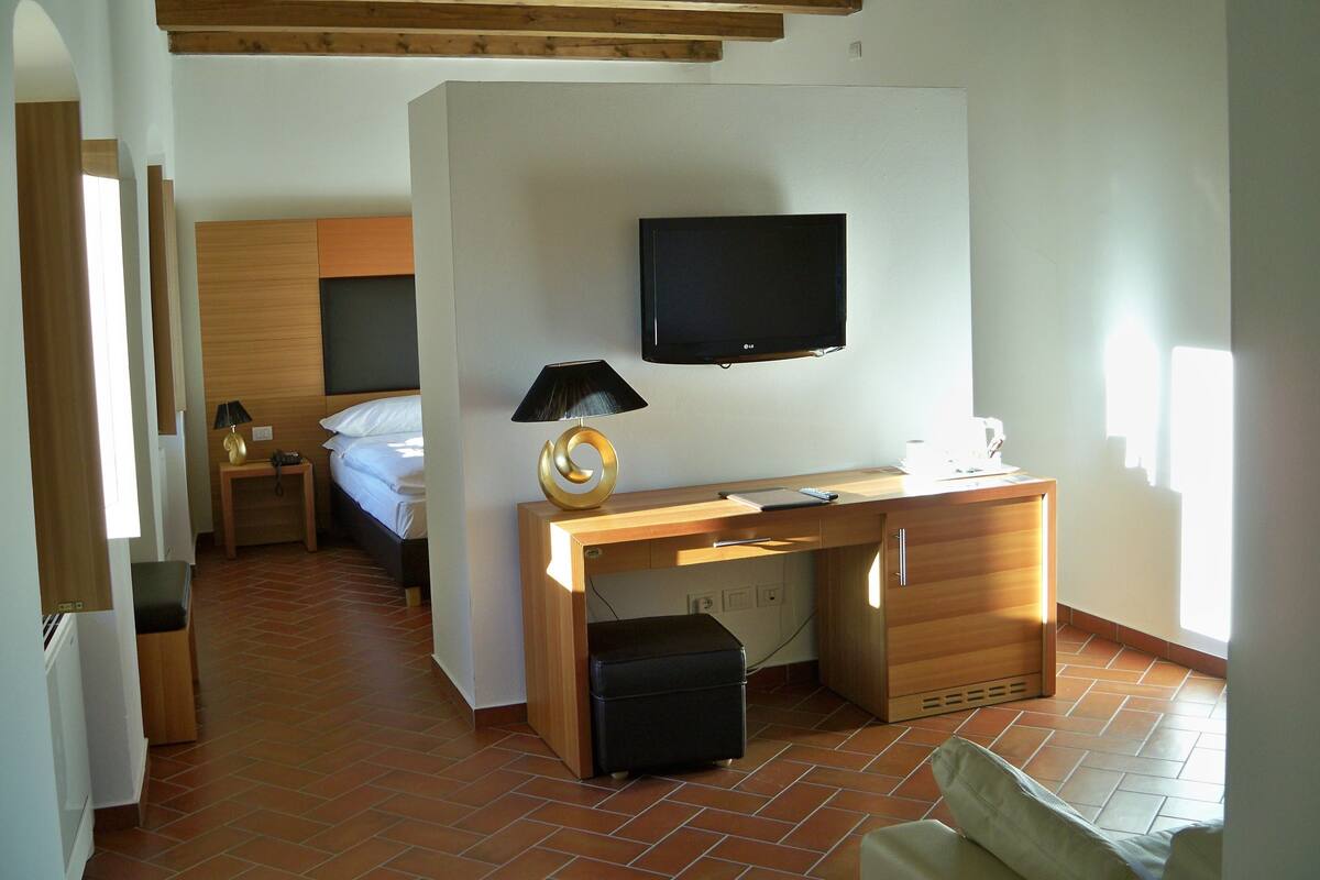 Suite – junior | Italienske Frette-laken, sengetøy av topp kvalitet, dundyner og minibar