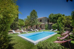 Piscina a l'aire lliure i gandules 