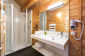 Driepersoonskamer | Badkamer | Een douche, een regendouche, designer toiletartikelen, een haardroger