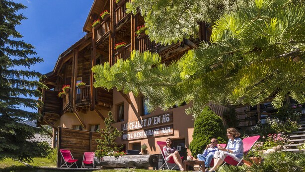 A chalet with a sign reading "LE CHALET D'EN H6 HOTEL RESTAURANT BAR". - Le Chalet d'en Hô (Nevache)
