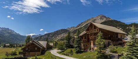 Vista frontal de la propiedad