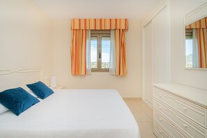 Iron/ironing board, cribs/infant beds, travel crib, bed sheets - Apartamentos Larimar (Calpe)