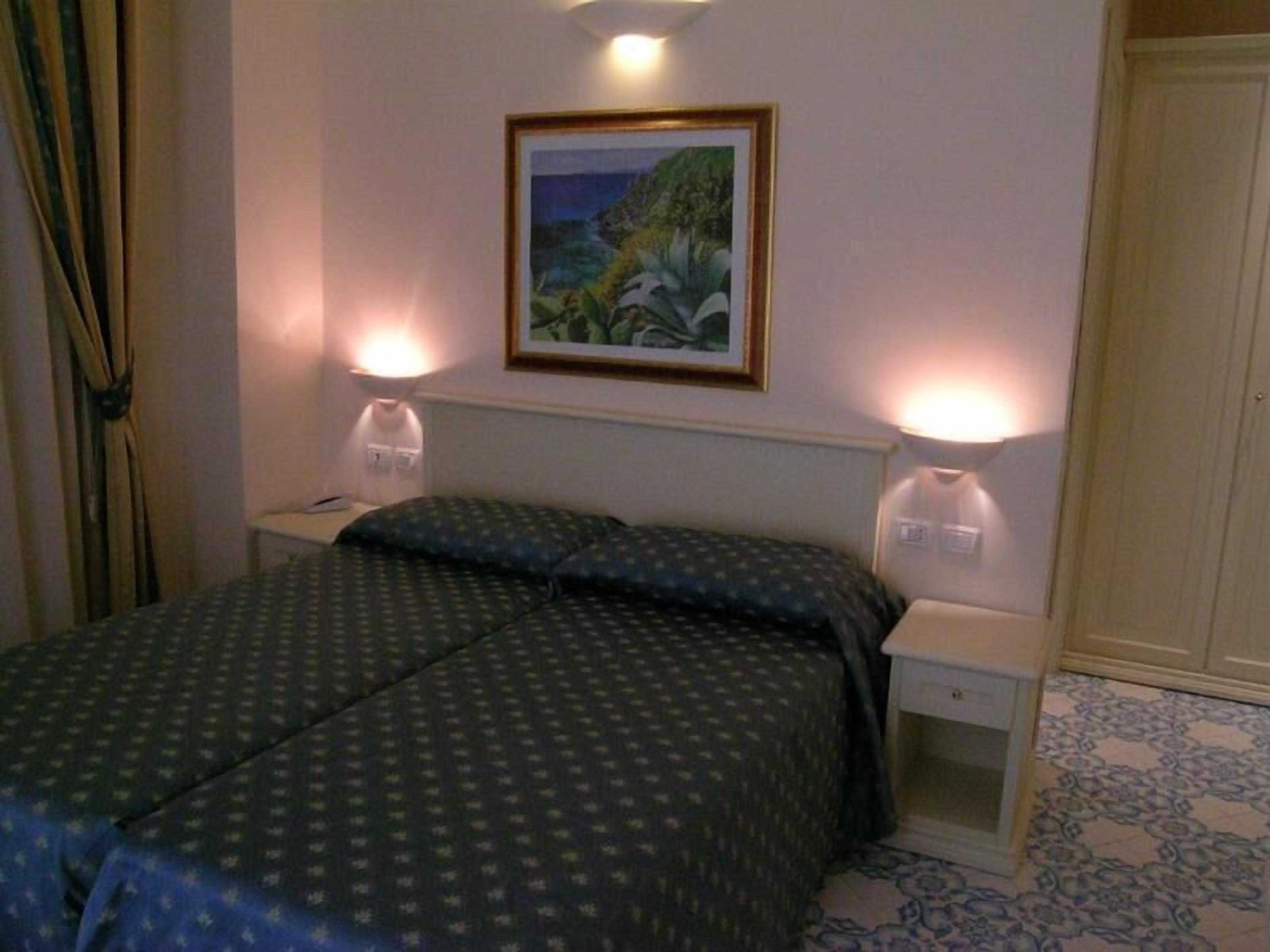 Minibar, in-room safe, soundproofing, free WiFi