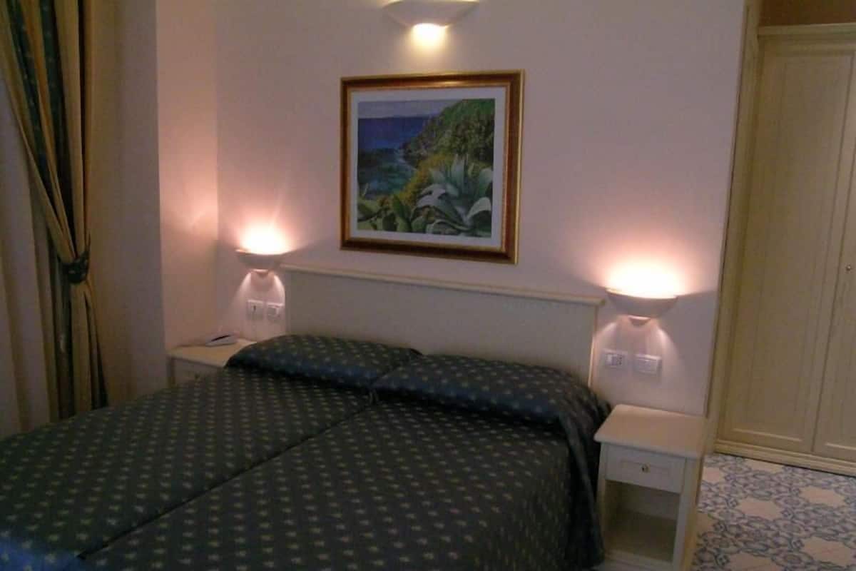 Minibar, in-room safe, soundproofing, WiFi (free)