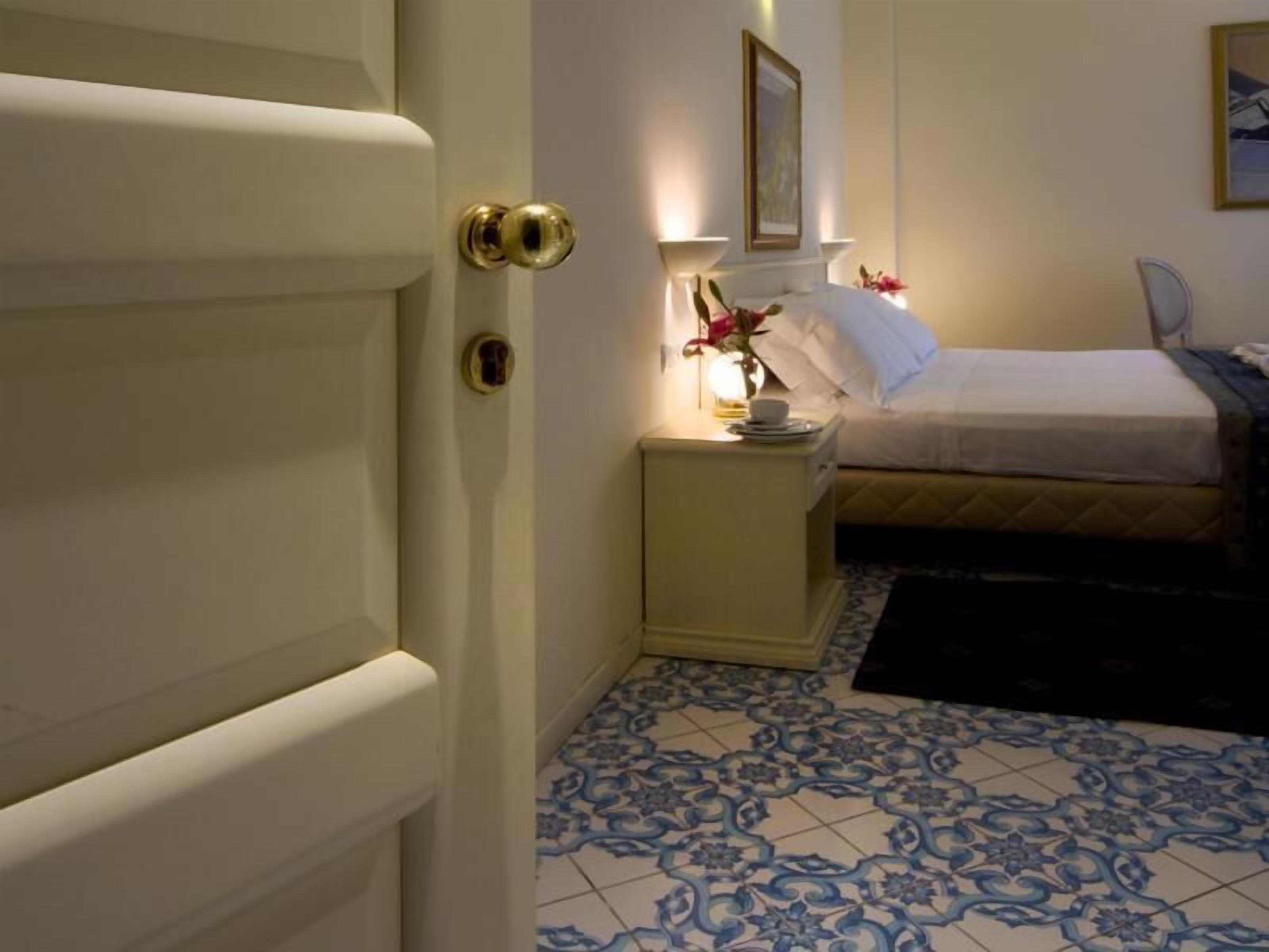 Minibar, in-room safe, soundproofing, free WiFi