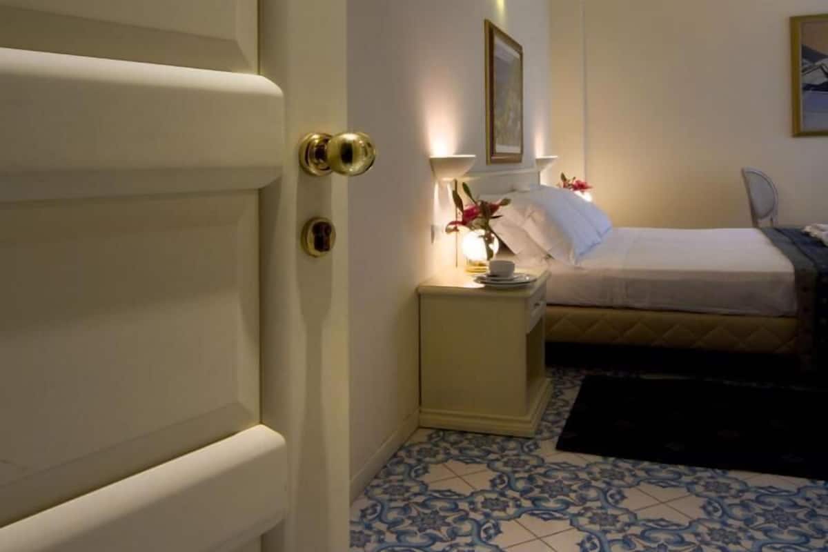 Minibar, in-room safe, soundproofing, WiFi (free)