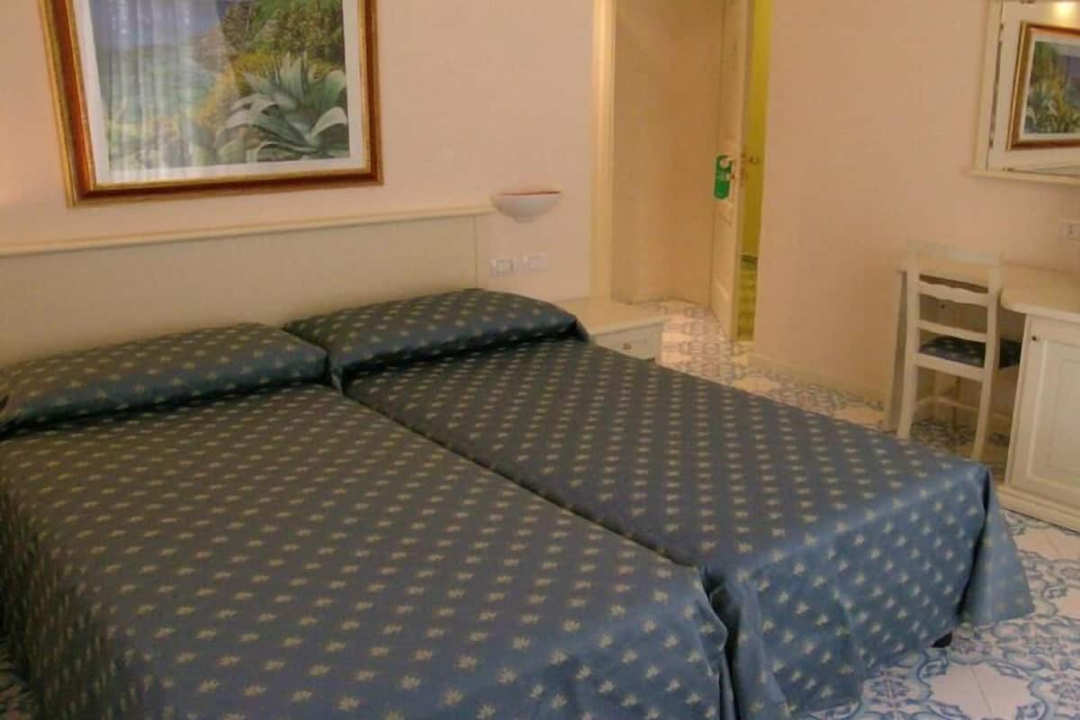 Minibar, in-room safe, soundproofing, WiFi (free)