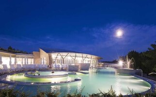 Una piscina al aire libre, sillones reclinables de piscina