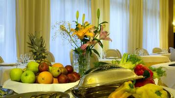 S'hi serveixen dinars, sopars i plats de cuina local