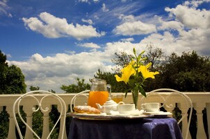 Se sirven almuerzos y cenas, cocina local