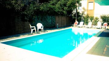 Piscina stagionale all'aperto, lettini