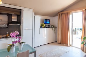 Full-sized fridge, microwave, stovetop, cookware/dishes/utensils