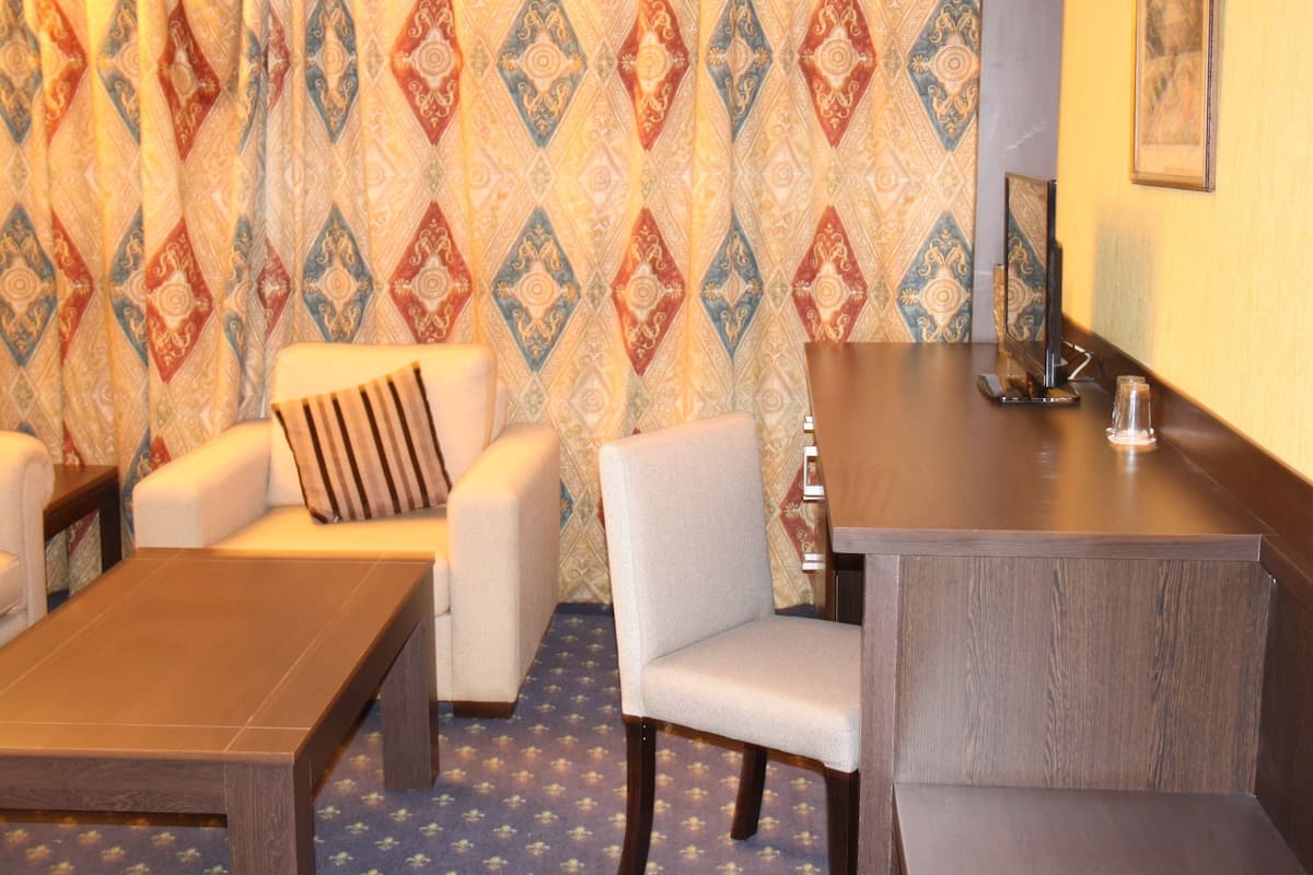 Executive Suite | Living room | TV