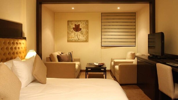 Minibar, in-room safe, soundproofing, rollaway beds (surcharge) - Grand Hotel Beirut (Beirut)
