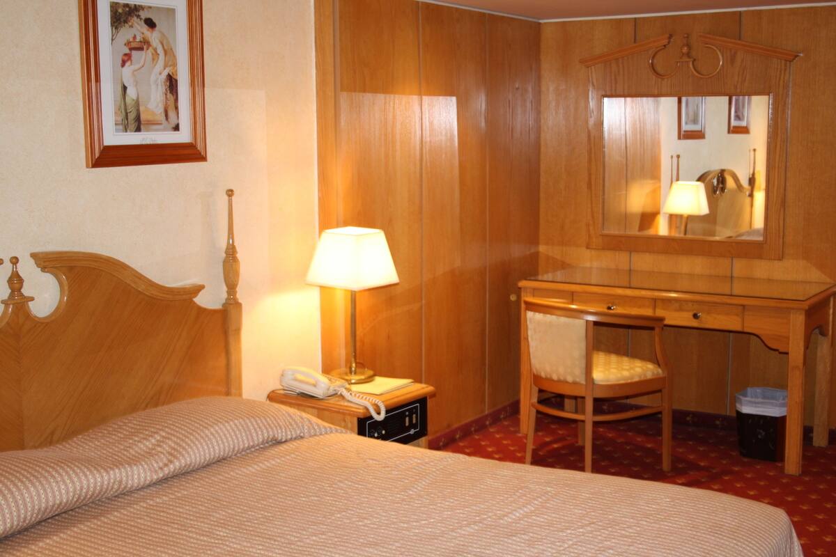 Executive Suite | Minibar, in-room safe, soundproofing, rollaway beds (surcharge)