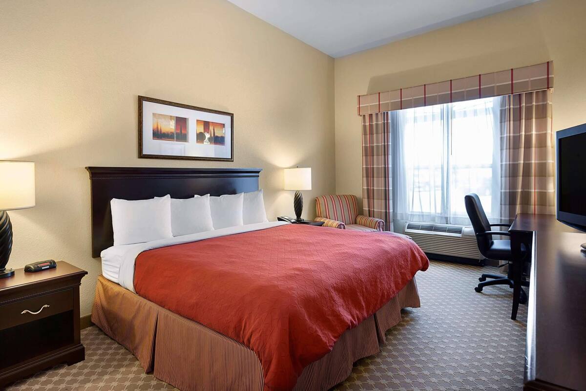 1 bedroom, desk, laptop workspace, blackout curtains