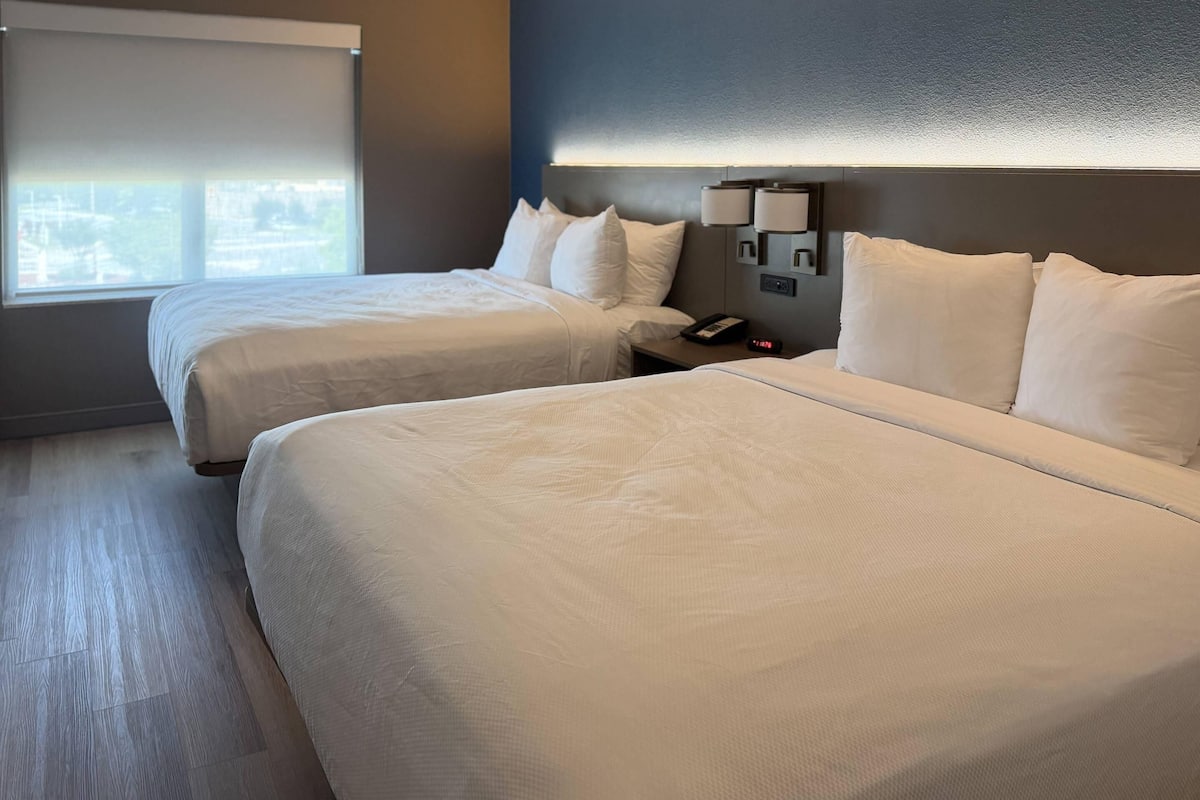 Suite, Nichtraucher (2 Queen Beds) | Schreibtisch, laptopgeeigneter Arbeitsplatz, Verdunkelungsvorhänge
