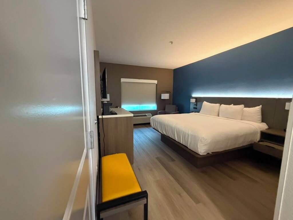 Escritorio, espacio para trabajar con laptop y cortinas blackout 