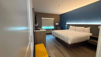 Escritorio, espacio para trabajar con laptop y cortinas blackout