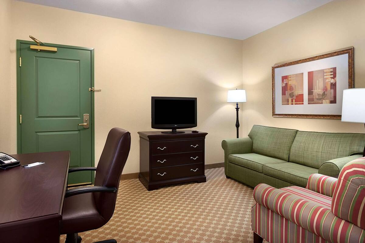 1 bedroom, desk, laptop workspace, blackout curtains