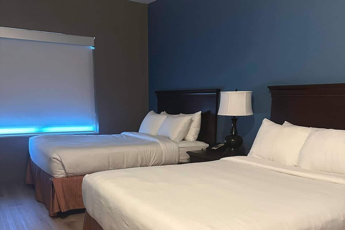 Suíte, para não fumantes (2 Queen Beds) | 1 quarto, escrivaninha, espaço de trabalho para notebook