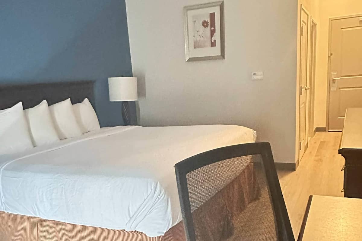 1 sovrum, skrivbord, arbetsyta för laptop och mörklÀggningsgardiner