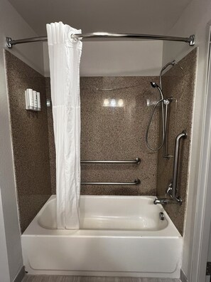 Amenidades de baño gratuitas, secadora de cabello, toallas, jabón 