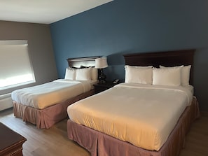 1 habitación, escritorio y espacio para trabajar con laptop 