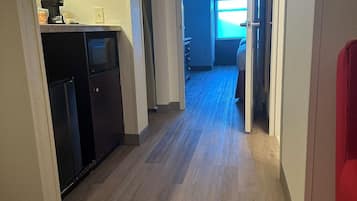 Suite, Bebas Asap Rokok (2 Queen Beds) | Area keluarga | Televisi layar datar 50-inci dengan saluran TV kabel dan TV