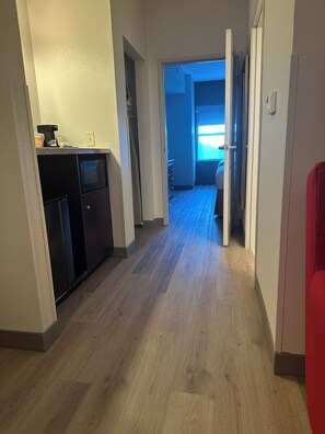 ห้องสวีท, ปลอดบุหรี่ (2 Queen Beds) | บริเวณนั่งเล่น | ทีวีจอแบน 50 นิ้ว พร้อมช่องเคเบิล, ทีวี