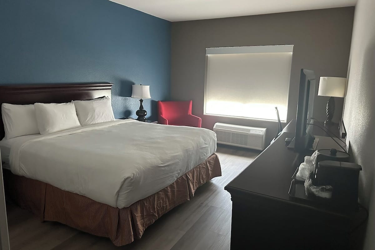 1 habitación, escritorio y espacio para trabajar con laptop