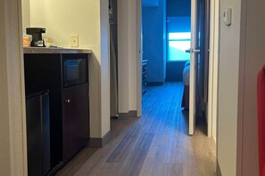 1 habitación, escritorio y espacio para trabajar con laptop 