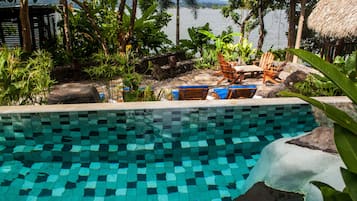 Una piscina al aire libre, tumbonas